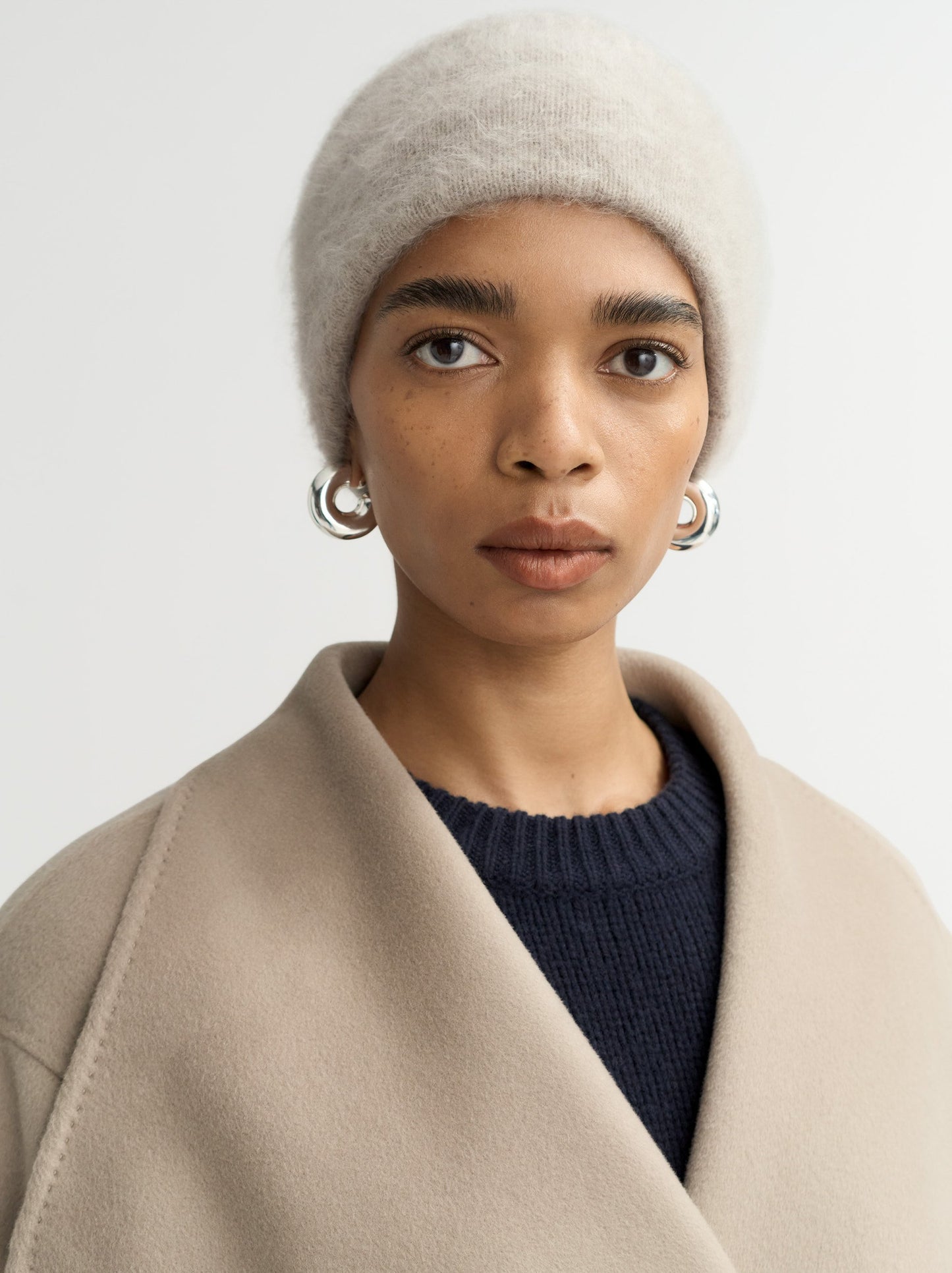 Brushed cashmere beanie in greige