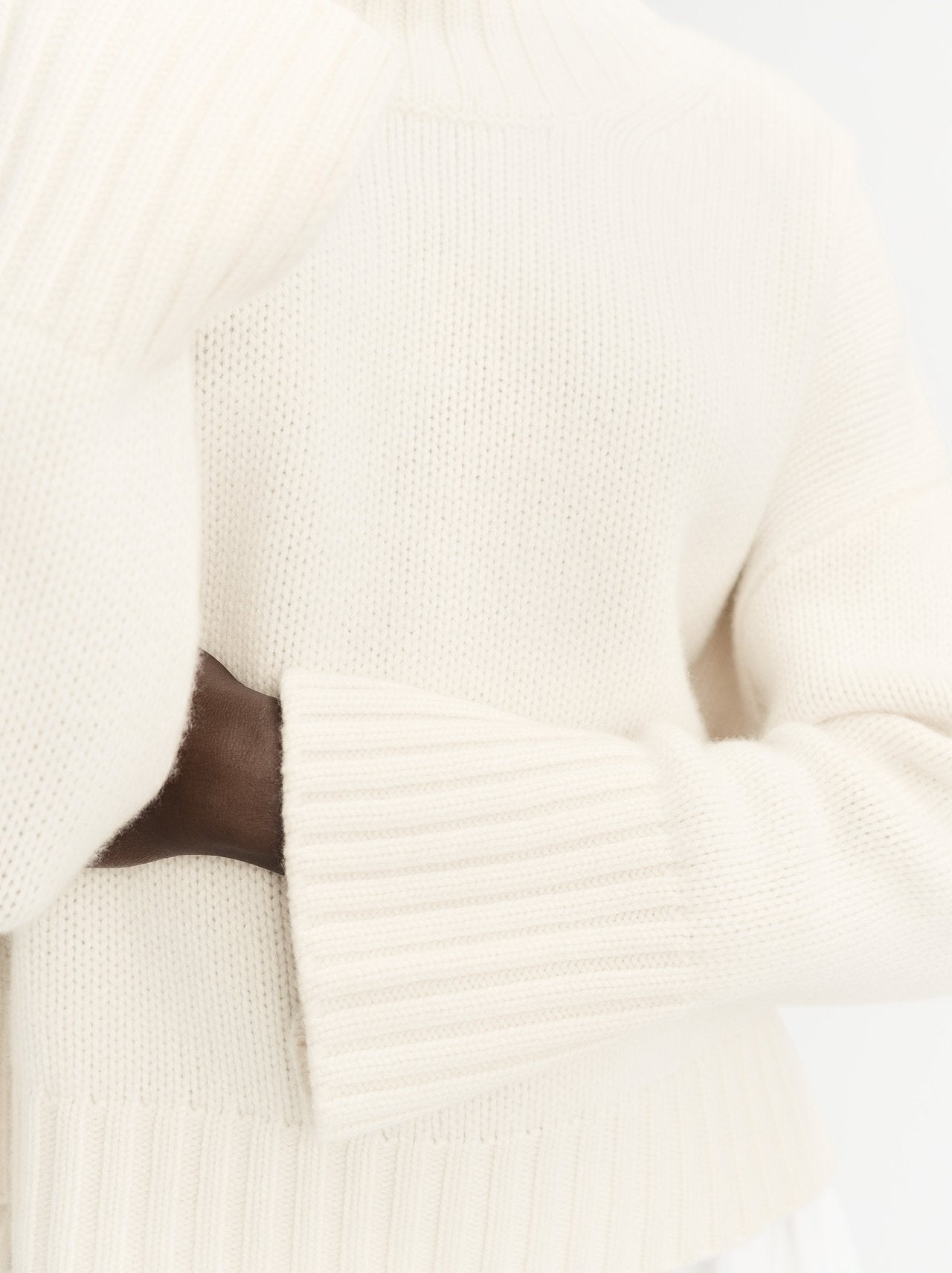 Girlfriend turtleneck feather white