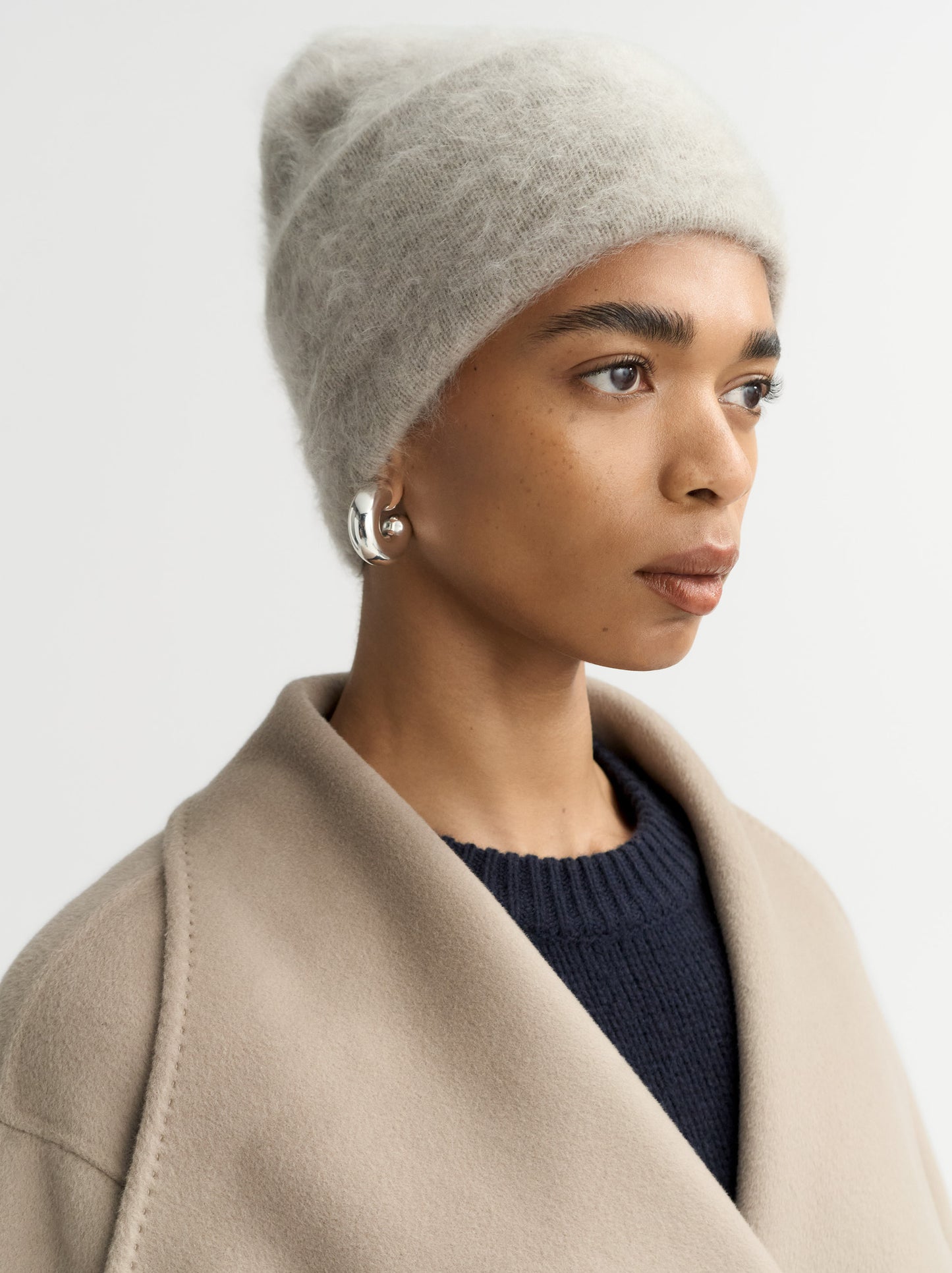Brushed cashmere beanie in greige