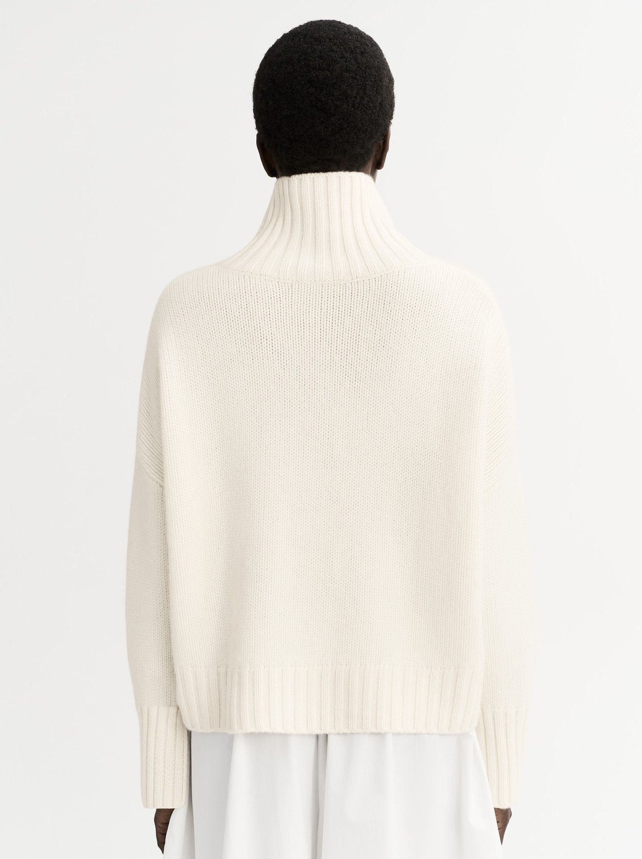 Girlfriend turtleneck feather white