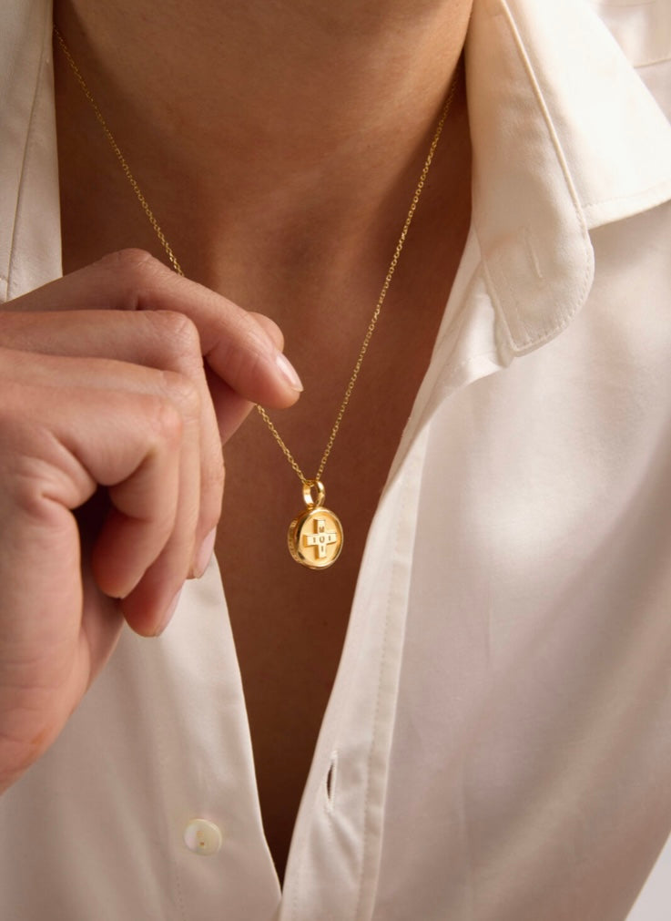 Small gold Moi + Toi disc on trace chain