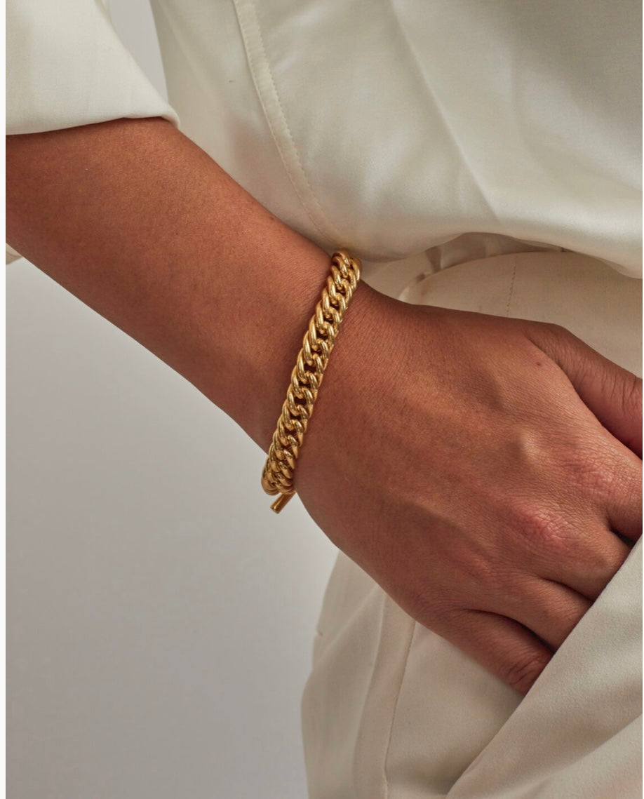 Slim gold curb link bracelet