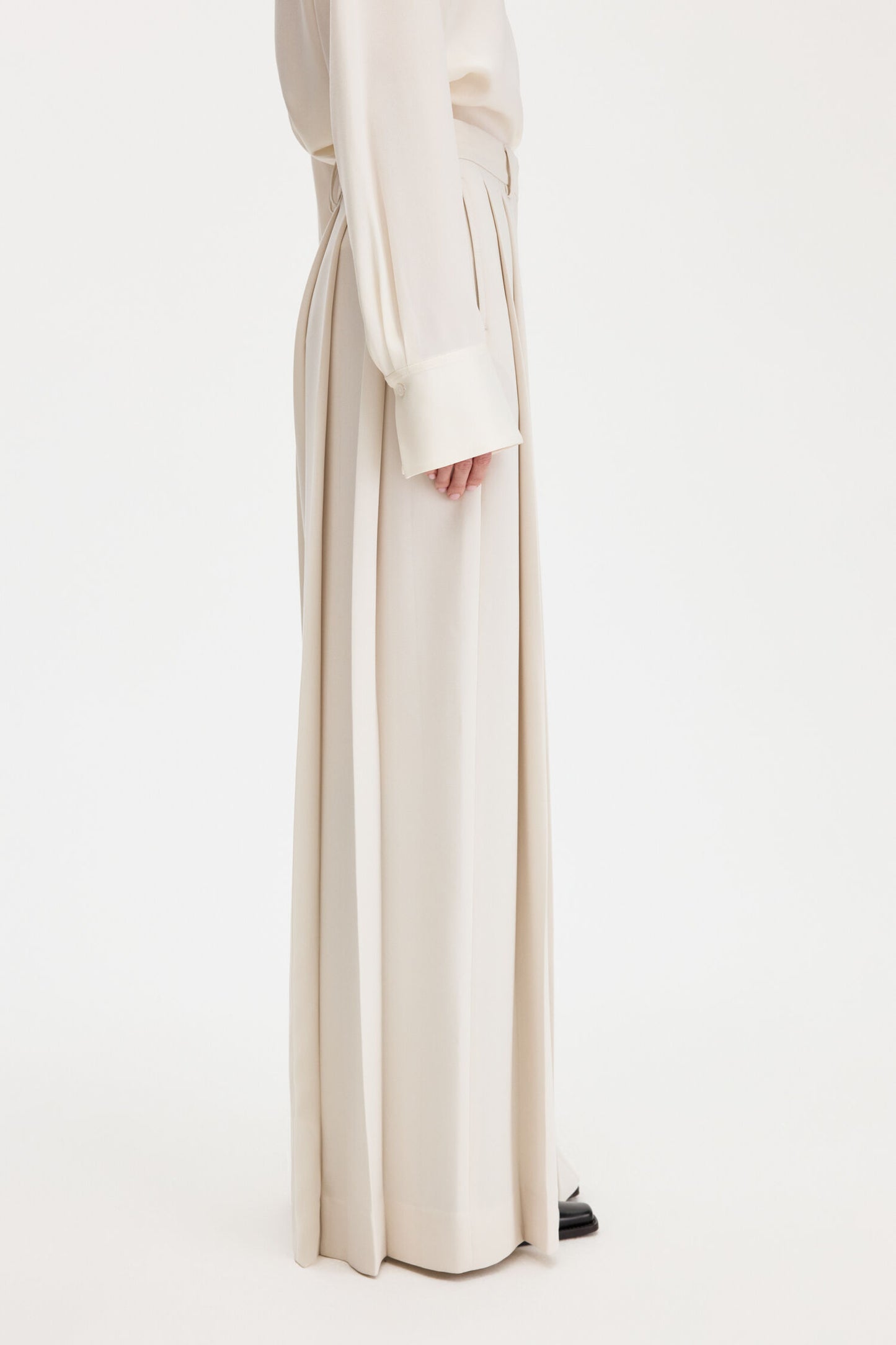 Fully pleated trousers