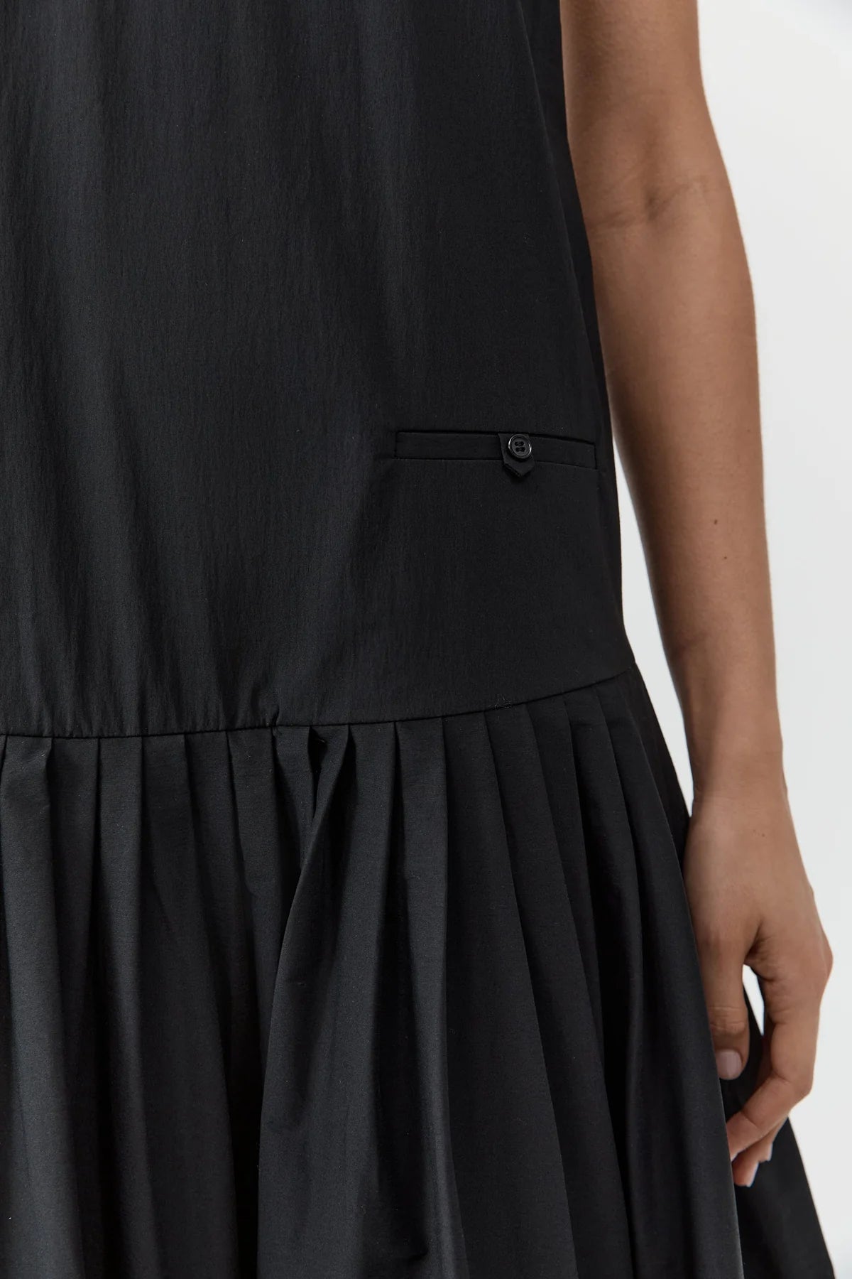 Relaxed pleat dress in black