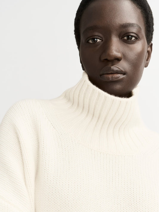 Girlfriend turtleneck feather white