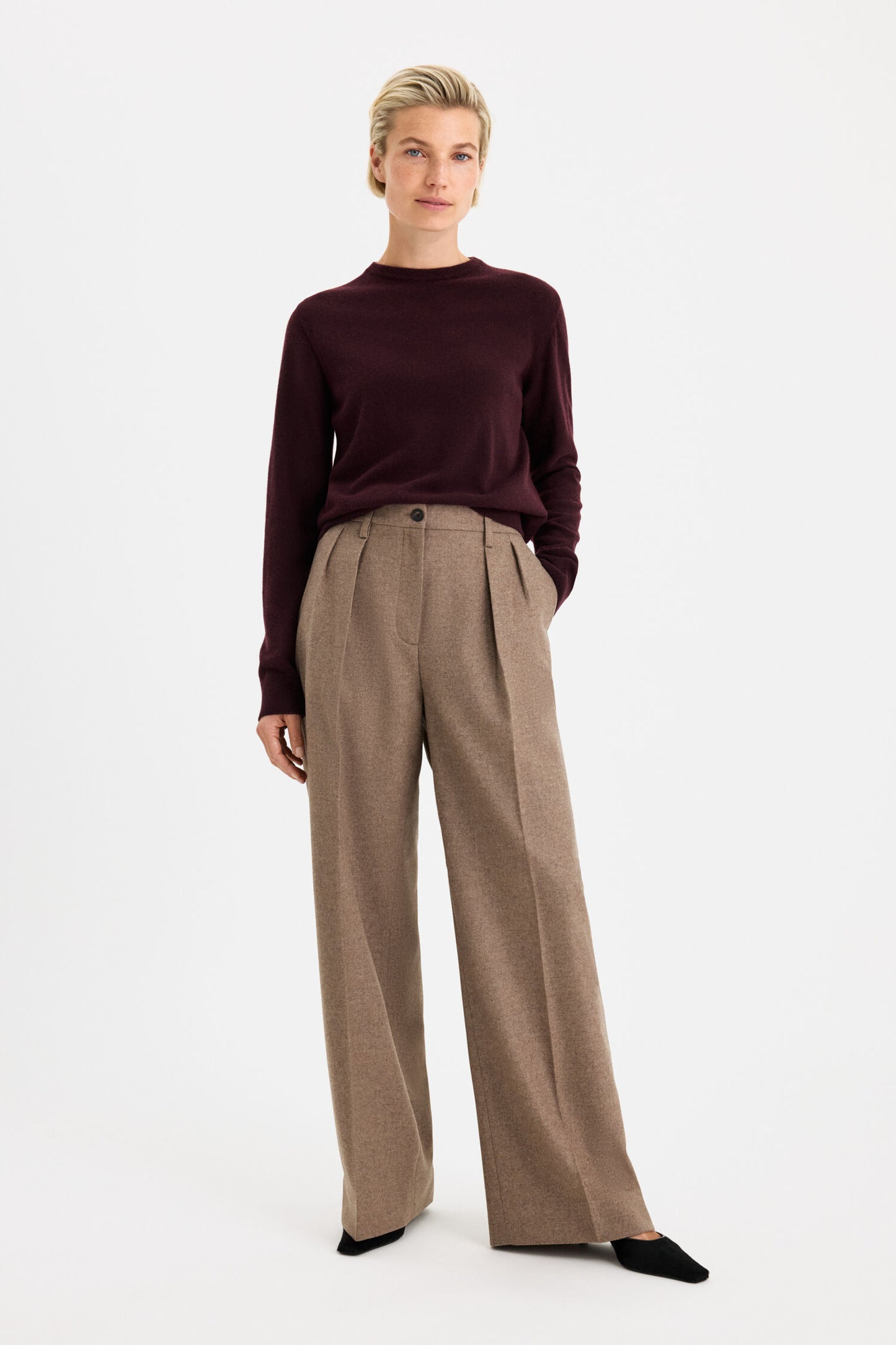 Soft wool crewneck sweater dark burgundy