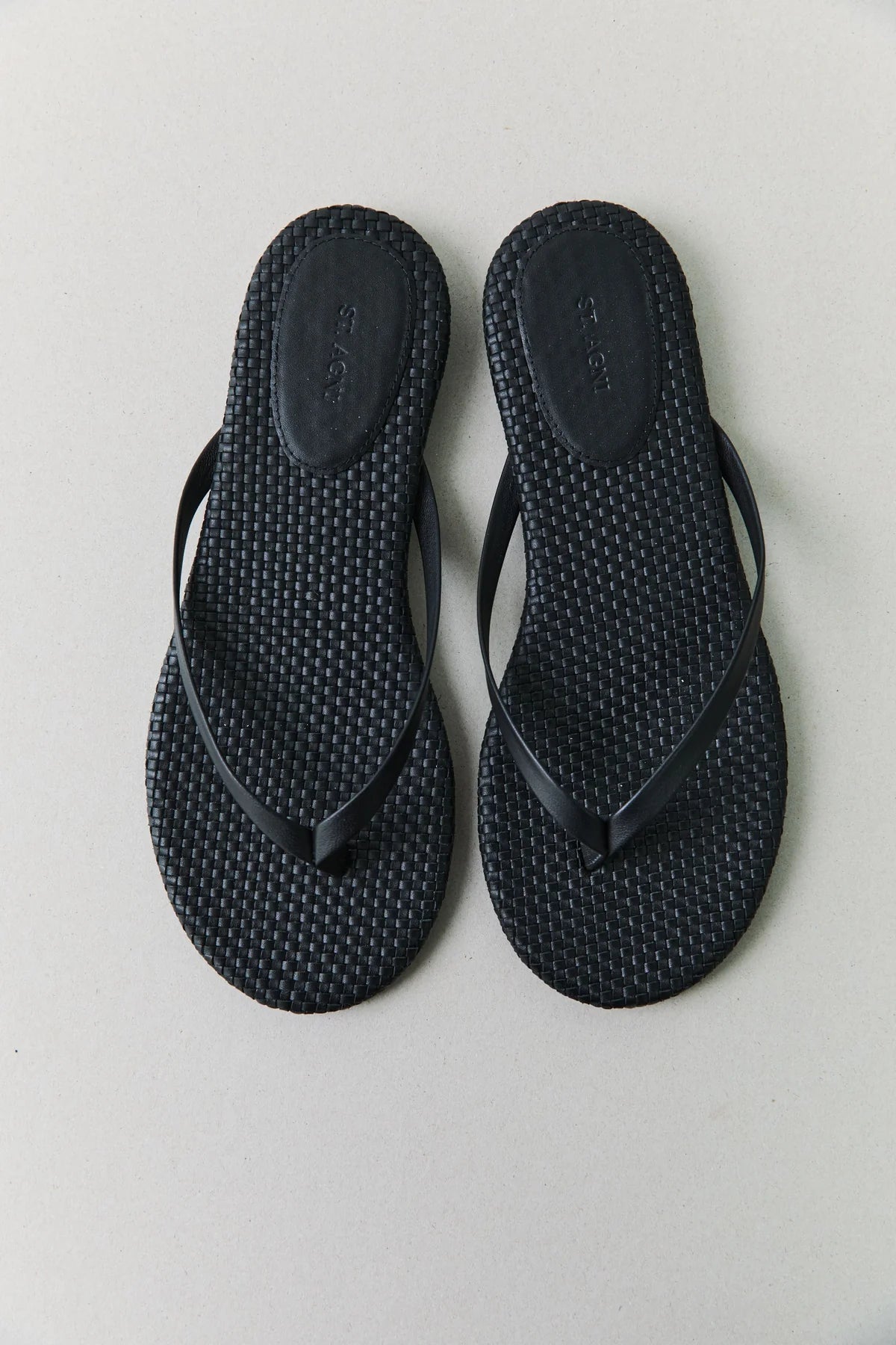 Woven flip flop black