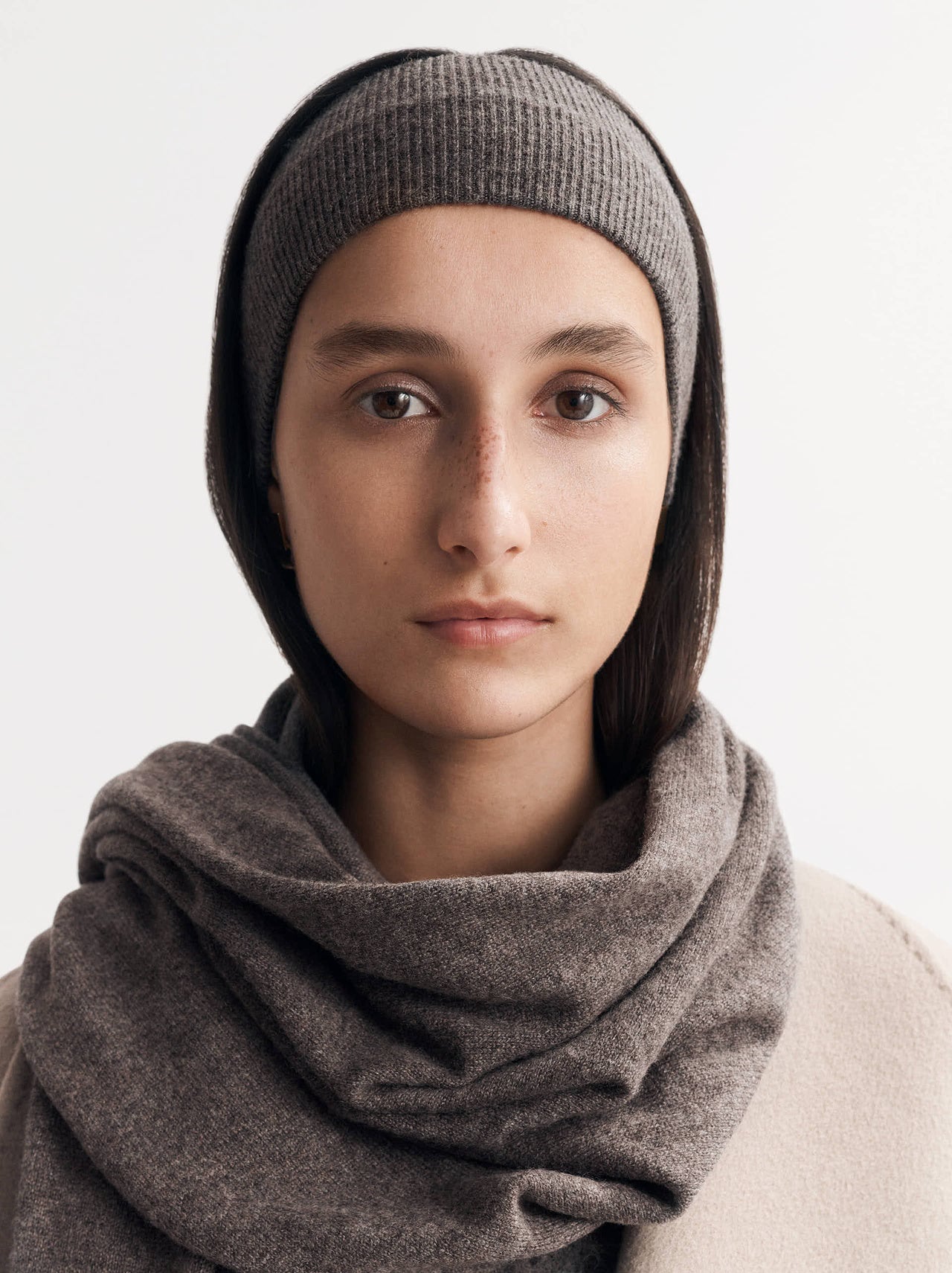 Knitted cashmere scarf in wood