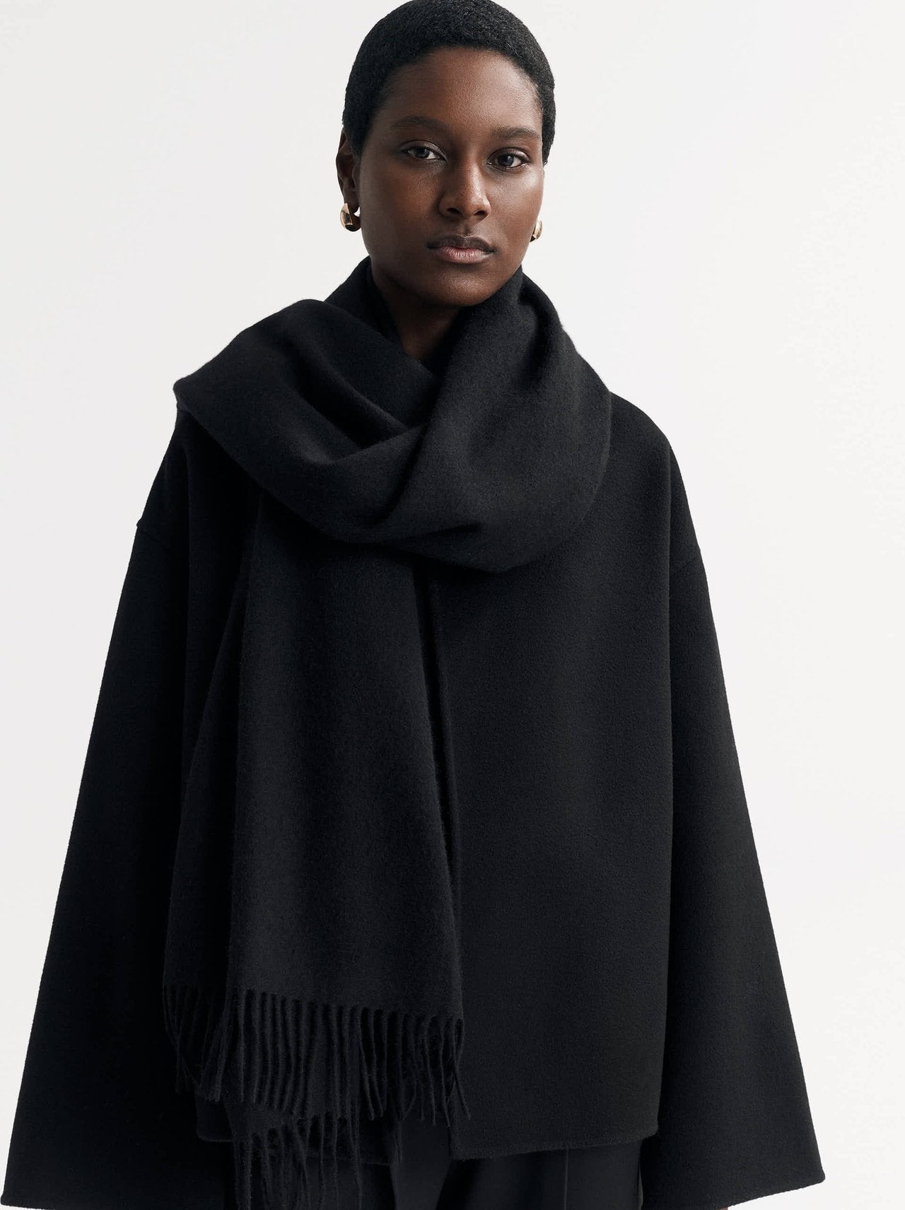 Woven black scarf with fringe