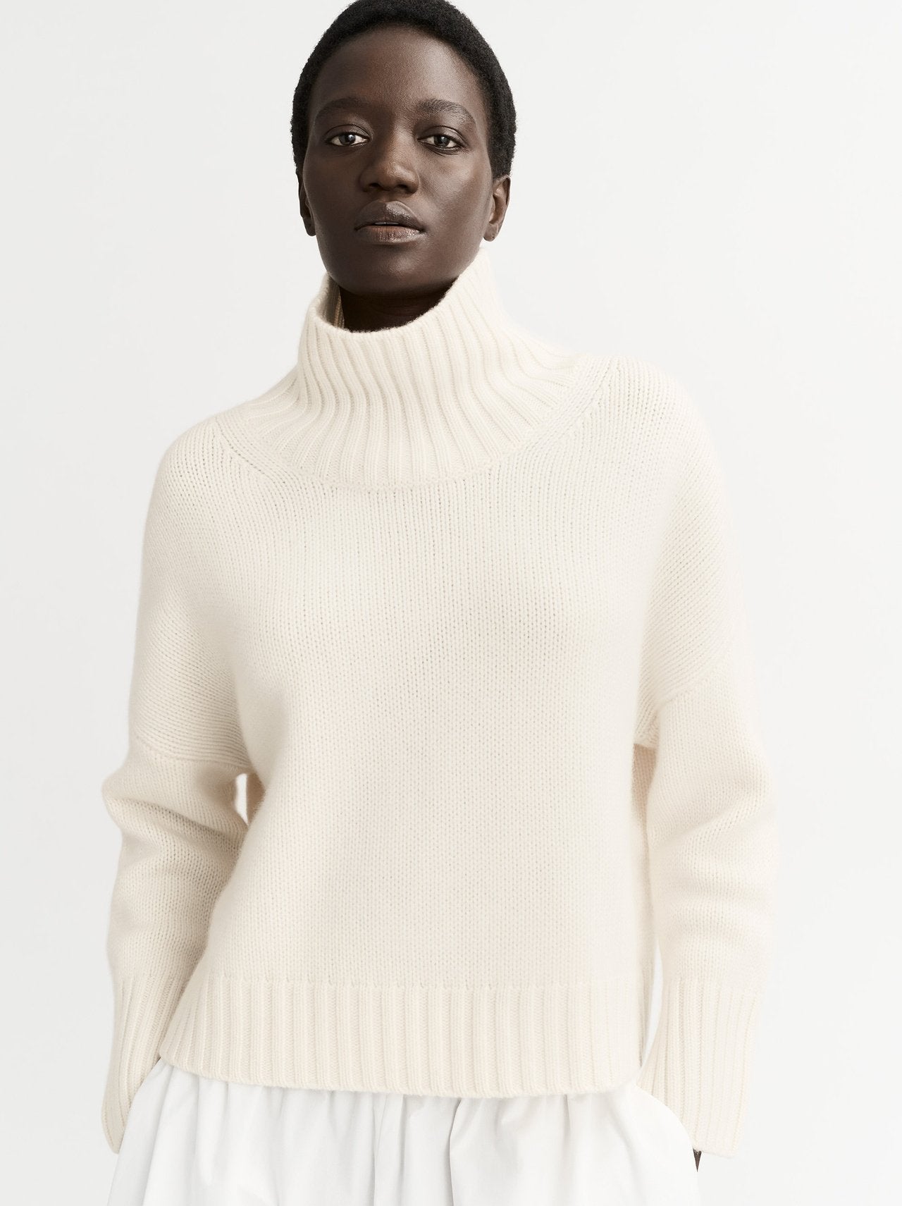 Girlfriend turtleneck feather white