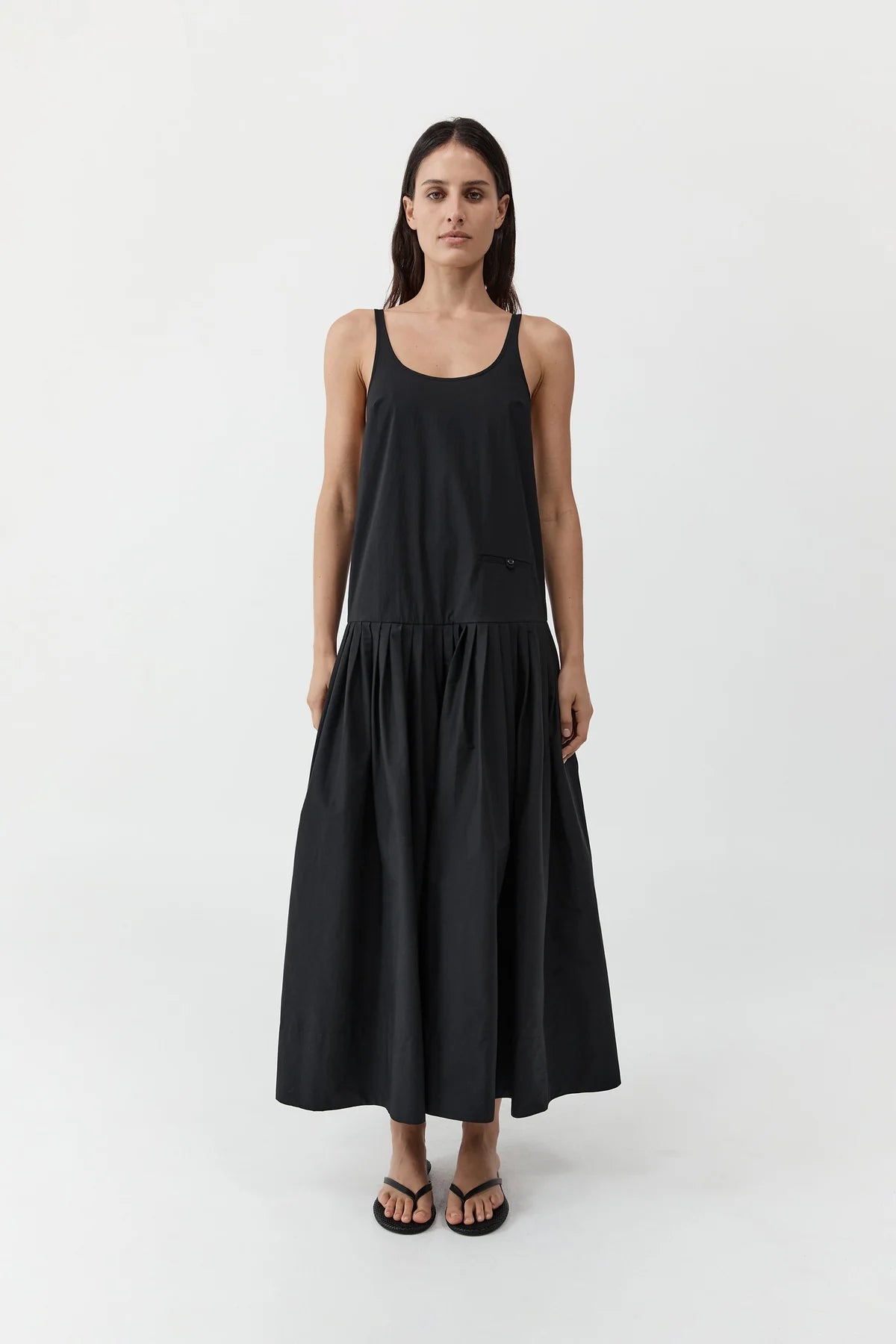 Relaxed pleat dress in black