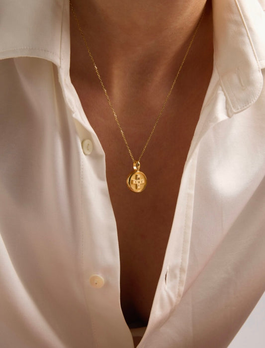 Small gold Moi + Toi disc on trace chain