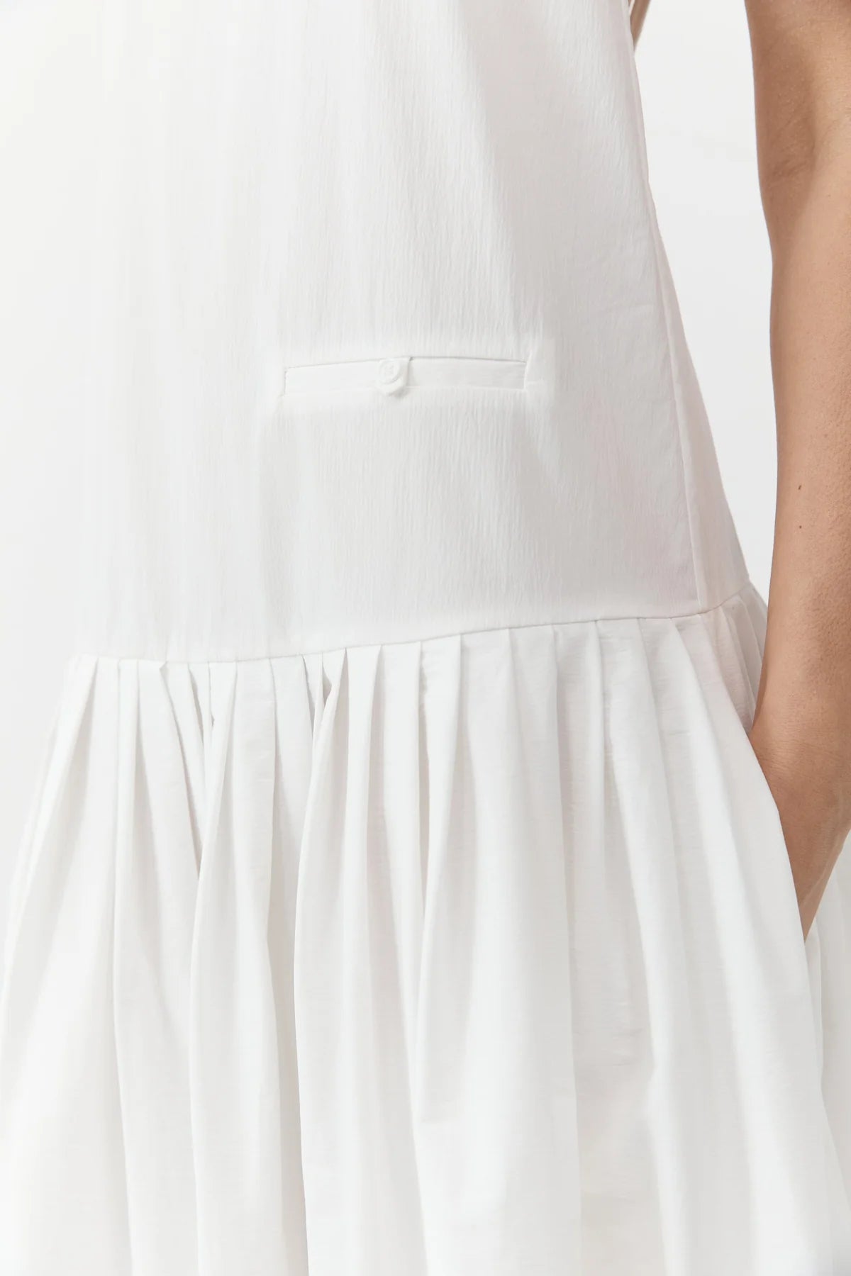 Relaxed pleat dress off white