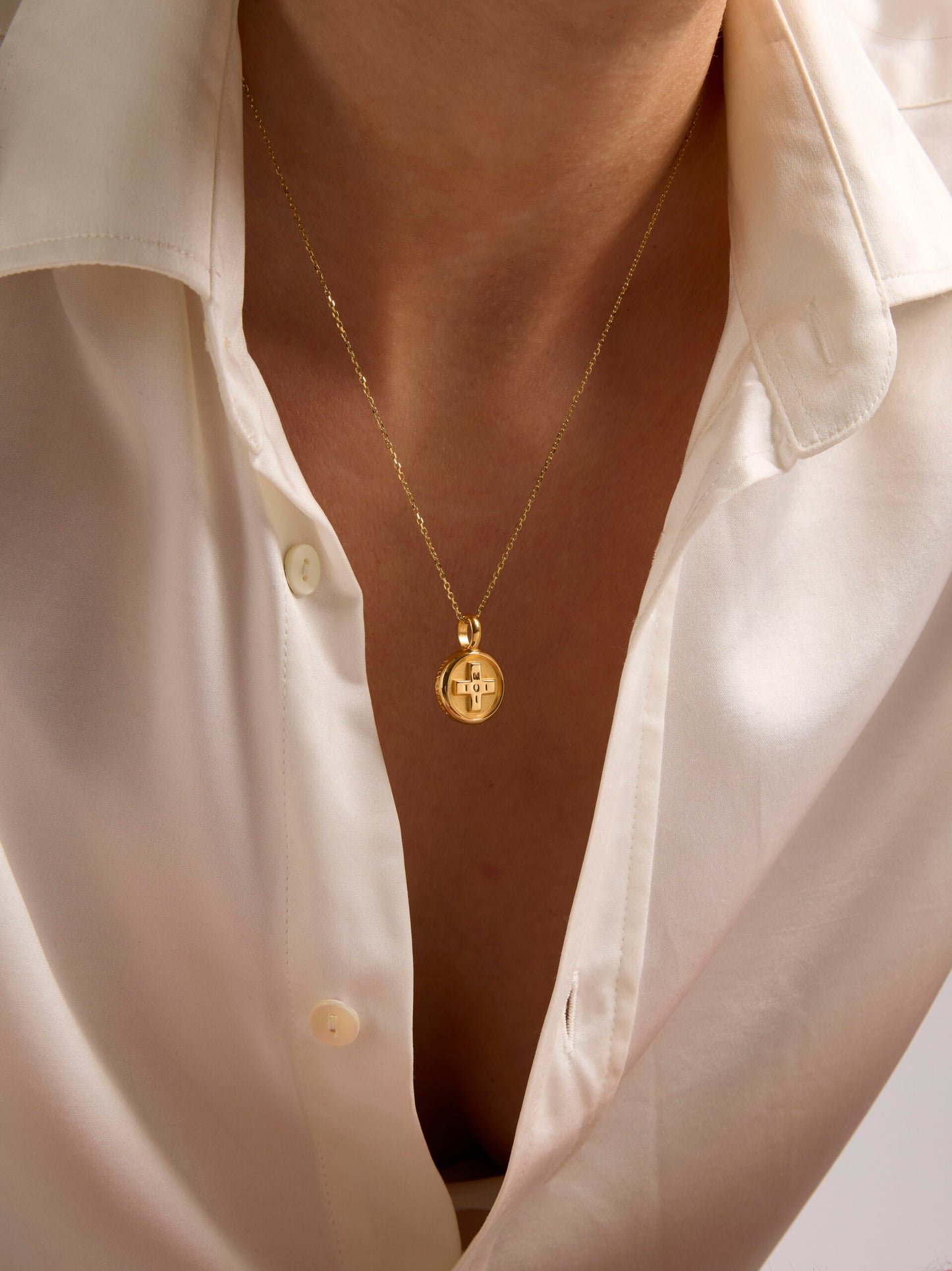 Small gold Moi & Toi disc on a trace chain