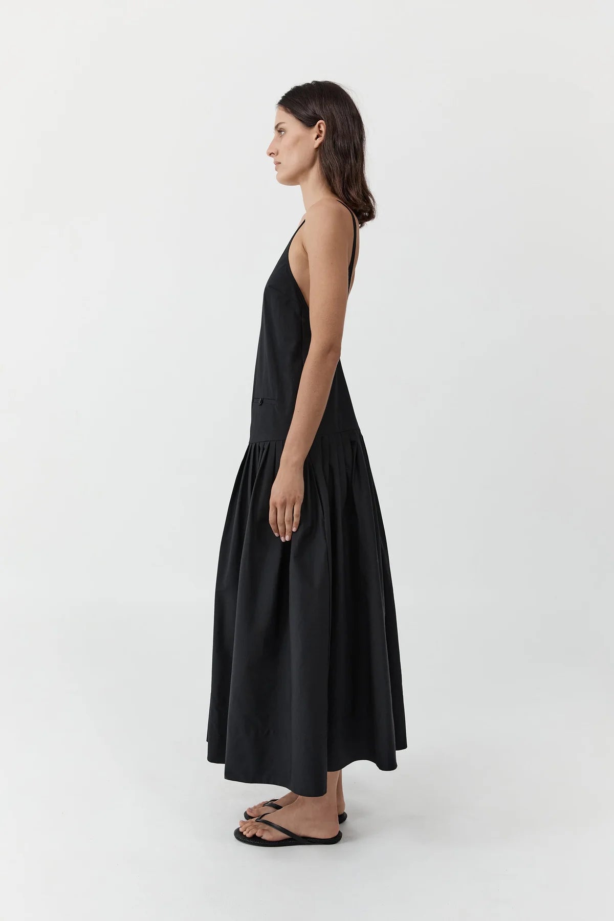 Relaxed pleat dress in black