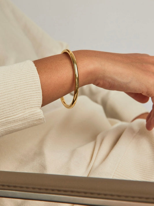 Medium plain gold bangle