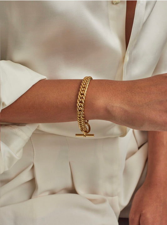 Slim gold curb link bracelet