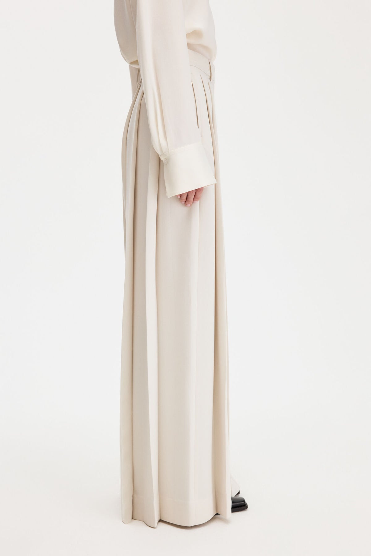 Fully pleated trousers