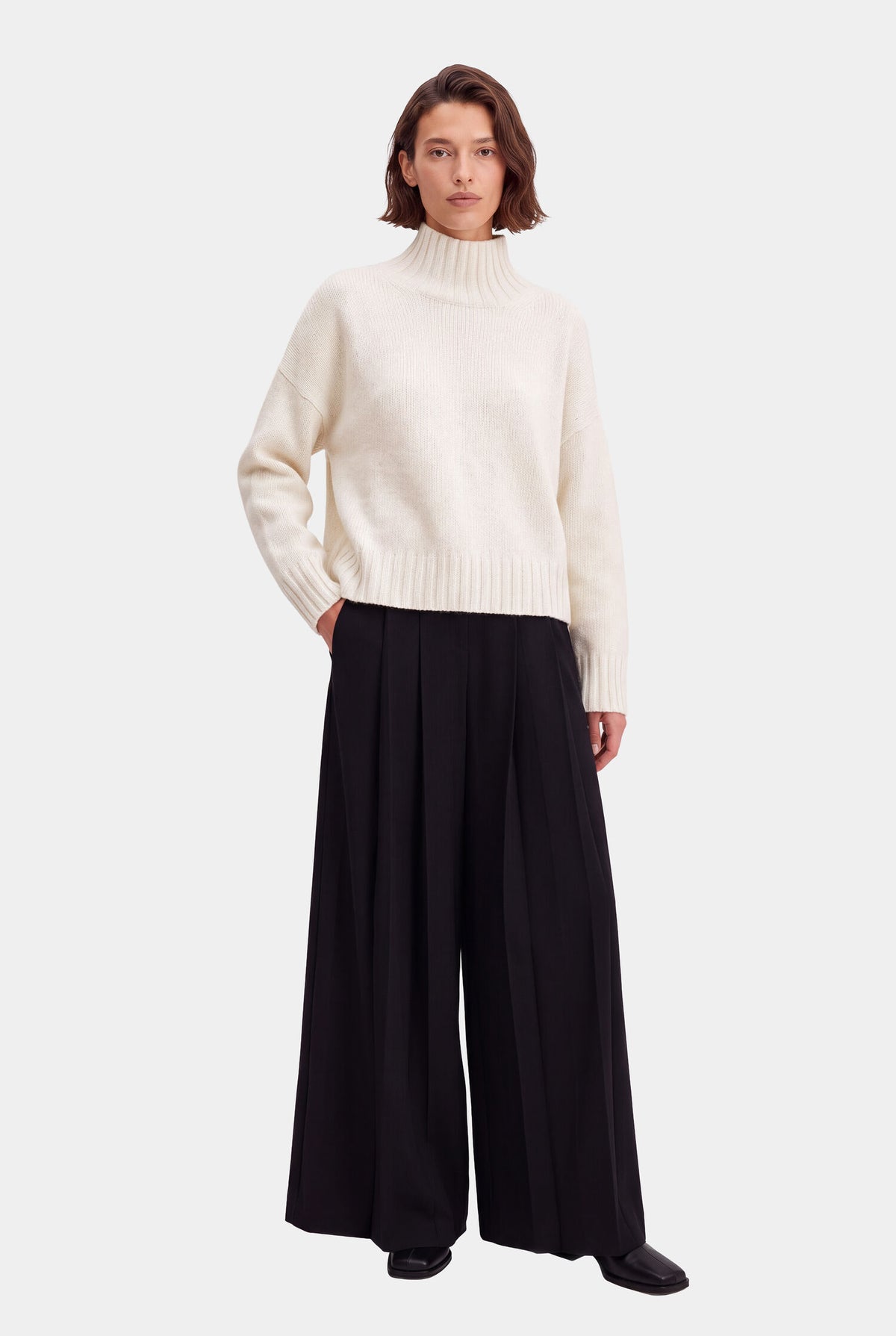 Cashmere turtleneck sweater off white