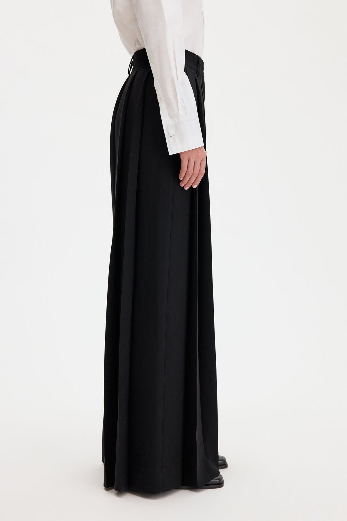 Fully pleated trousers black