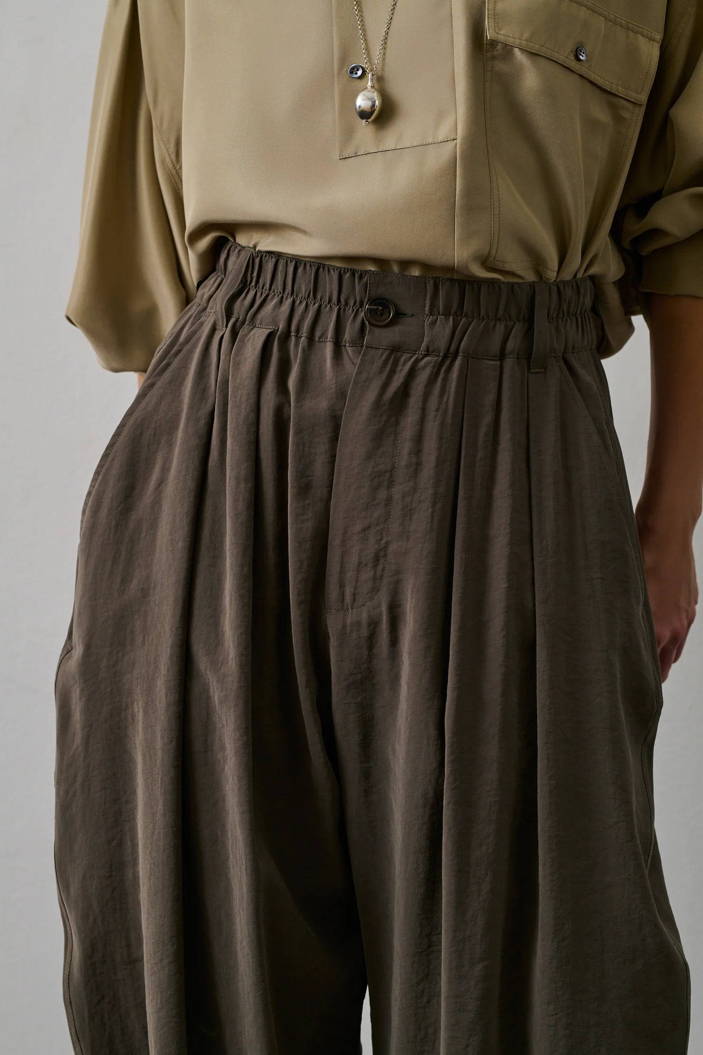 Vernon trouser in taupe